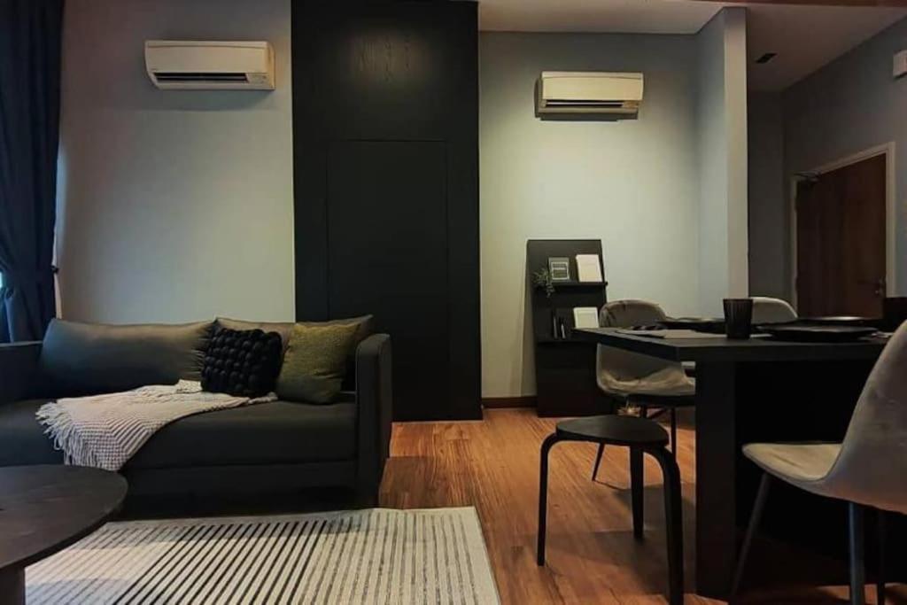 Pangsapuri Premium Darkdesign 6pax In Desa Parkcity Wifitvbox Kuala Lumpur