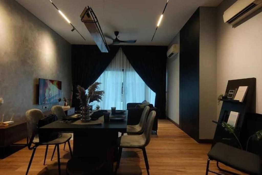 Premium Darkdesign 6pax In Desa Parkcity Wifitvbox Pangsapuri Kuala Lumpur