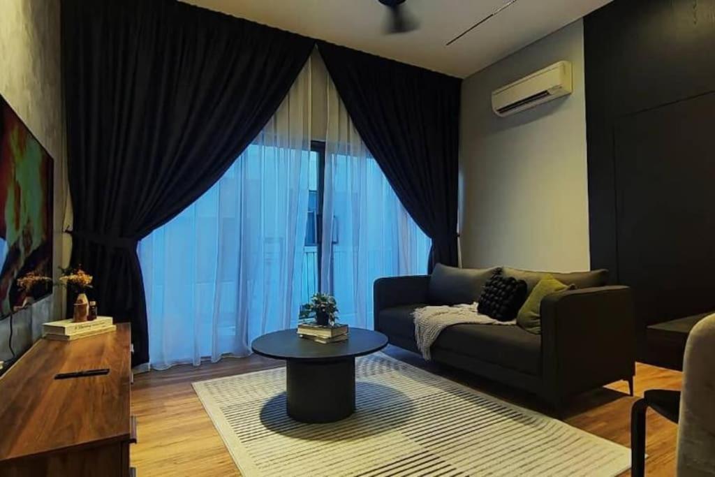 Premium Darkdesign 6pax In Desa Parkcity Wifitvbox Pangsapuri Kuala Lumpur